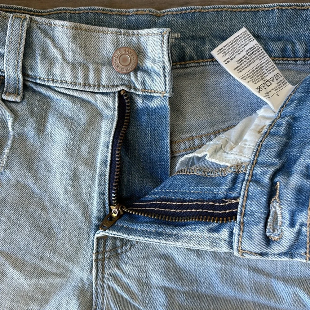 Old Navy Boyfriend Mid Rise Distressed Denim Shorts Size 2
